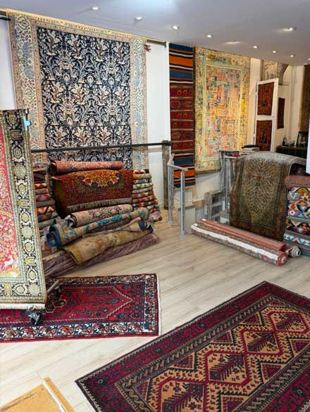 L'Atelier ORIENTAPIS PRESTIGE : Restauration, réparation et nettoyage de tapis d’Orient sur Paris (75) et les alentours.. Restauration Artisanale à la Main : Réparation des franges de tapis. Réparation des lisières de tapis. Traitement des trames de tapis. Relainage de tapis. Raviement des couleurs de tapis. Traitement des mites de tapis. Dépoussiérage et dessablage de tapis. La Nettoyage artisanale à l’ancienne exclusivement à la main : lavage, nettoyage de tapis.  Intervention sur Paris et les alentours Orientapis Prestige