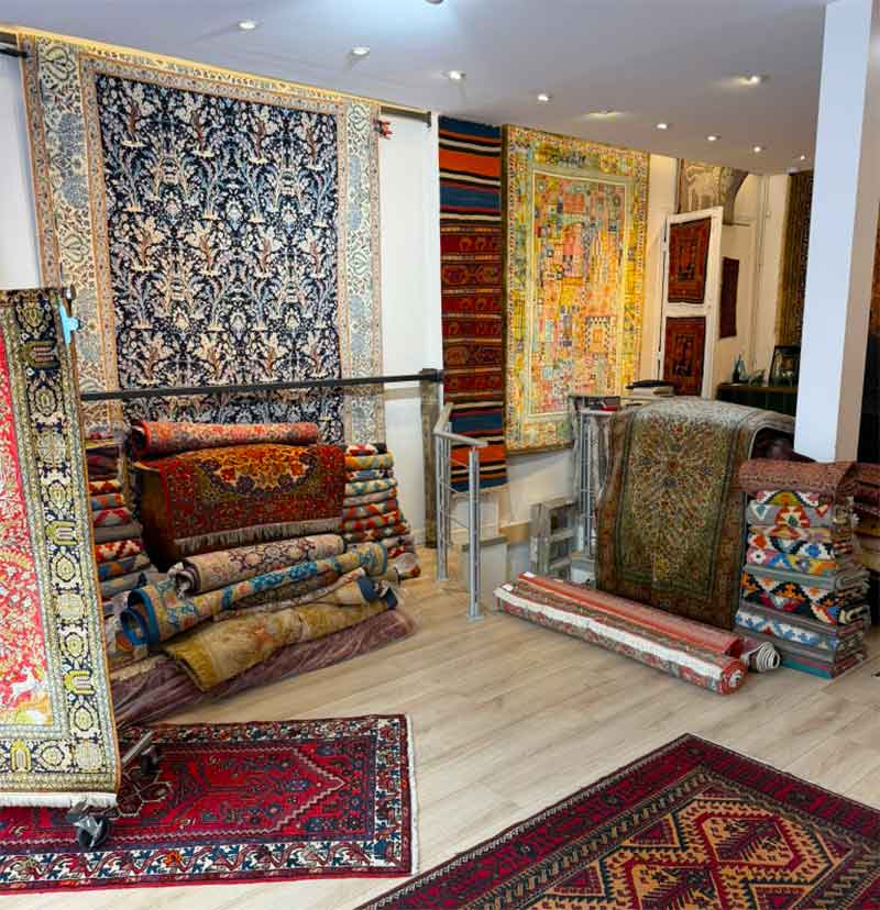 L'Atelier ORIENTAPIS PRESTIGE : Restauration, réparation et nettoyage de tapis d’Orient sur Paris (75) et les alentours.. Restauration Artisanale à la Main : Réparation des franges de tapis. Réparation des lisières de tapis. Traitement des trames de tapis. Relainage de tapis. Raviement des couleurs de tapis. Traitement des mites de tapis. Dépoussiérage et dessablage de tapis. La Nettoyage artisanale à l’ancienne exclusivement à la main : lavage, nettoyage de tapis.  Intervention sur Paris et les alentours Orientapis Prestige