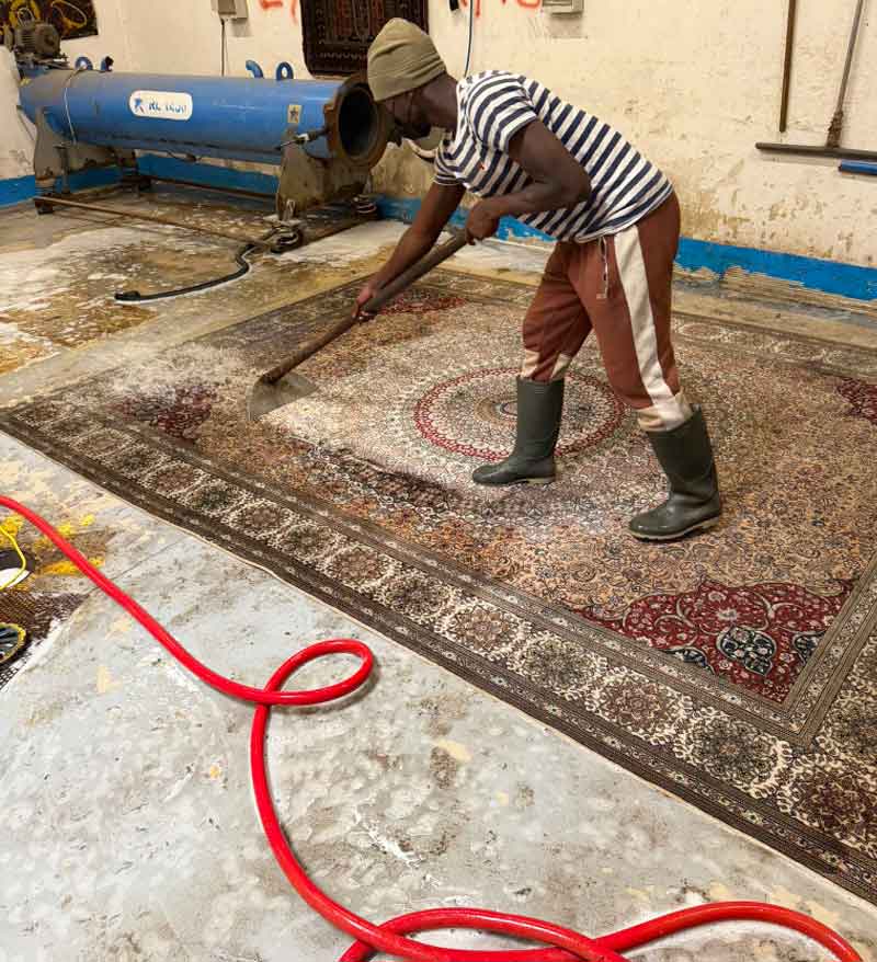 Nettoyage de tapis - L'Atelier ORIENTAPIS PRESTIGE sur Paris et les alentours : Dépoussiérage, déssablage, fixation des couleurs des tapis anciens, nettoyage artisanal de tapis à la main, désinfection naturelle, séchage contrôlé, Inspection finale .  Rénovation de tapis après les dégâts des animaux, mites ...   Intervention sur Paris et les alentours Orientapis Prestige