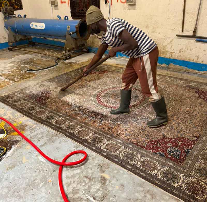 Nettoyage de tapis - L'Atelier ORIENTAPIS PRESTIGE sur Paris et les alentours : Dépoussiérage, déssablage, fixation des couleurs des tapis anciens, nettoyage artisanal de tapis à la main, désinfection naturelle, séchage contrôlé, Inspection finale .  Rénovation de tapis après les dégâts des animaux, mites ...   Intervention sur Paris et les alentours Orientapis Prestige