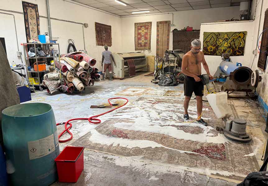 Nettoyage de tapis - L'Atelier ORIENTAPIS PRESTIGE sur Paris et les alentours : Dépoussiérage, déssablage, fixation des couleurs des tapis anciens, nettoyage artisanal de tapis à la main, désinfection naturelle, séchage contrôlé, Inspection finale .  Rénovation de tapis après les dégâts des animaux, mites ...   Intervention sur Paris et les alentours Orientapis Prestige