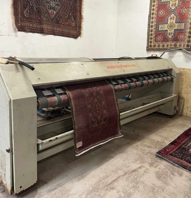 Nettoyage de tapis - L'Atelier ORIENTAPIS PRESTIGE sur Paris et les alentours : Dépoussiérage, déssablage, fixation des couleurs des tapis anciens, nettoyage artisanal de tapis à la main, désinfection naturelle, séchage contrôlé, Inspection finale .  Rénovation de tapis après les dégâts des animaux, mites ...   Intervention sur Paris et les alentours Orientapis Prestige