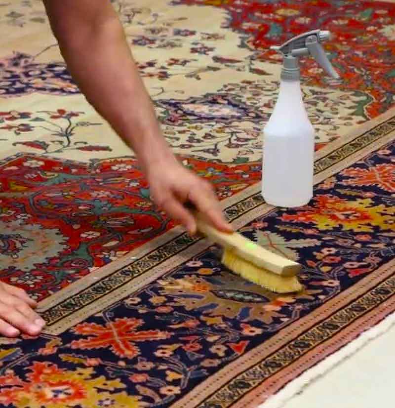 Nettoyage de tapis - L'Atelier ORIENTAPIS PRESTIGE sur Paris et les alentours : Dépoussiérage, déssablage, fixation des couleurs des tapis anciens, nettoyage artisanal de tapis à la main, désinfection naturelle, séchage contrôlé, Inspection finale .  Rénovation de tapis après les dégâts des animaux, mites ...   Intervention sur Paris et les alentours Orientapis Prestige
