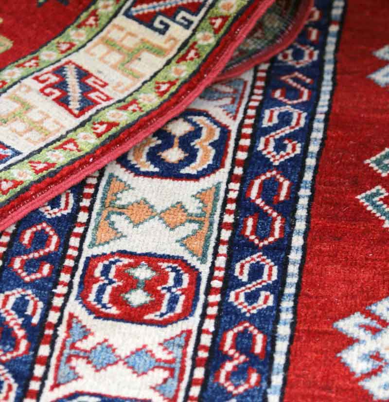 Nettoyage de tapis - L'Atelier ORIENTAPIS PRESTIGE sur Paris et les alentours : Dépoussiérage, déssablage, fixation des couleurs des tapis anciens, nettoyage artisanal de tapis à la main, désinfection naturelle, séchage contrôlé, Inspection finale .  Rénovation de tapis après les dégâts des animaux, mites ...   Intervention sur Paris et les alentours Orientapis Prestige