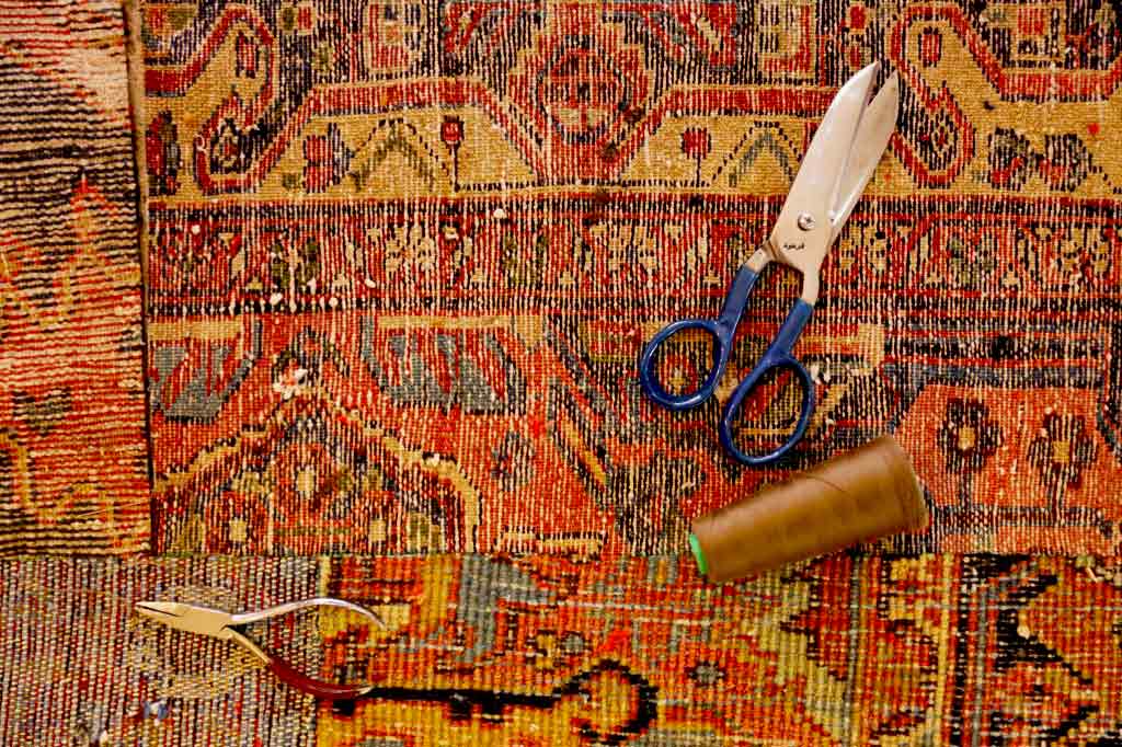 Restauration de tapis - L'Atelier ORIENTAPIS PRESTIGE sur Paris et les alentours : Réparation restauration de tapis et tapisserie : réparation des lisières, restauration des franges de tapis, traitement des trames, resserrage des nœuds de tapis, Relainage de tapiset reconstitution du velours, Création de teinte pour tapis, Ravivement des couleurs de vos tapis. Intervention sur Paris et les alentours Orientapis Prestige