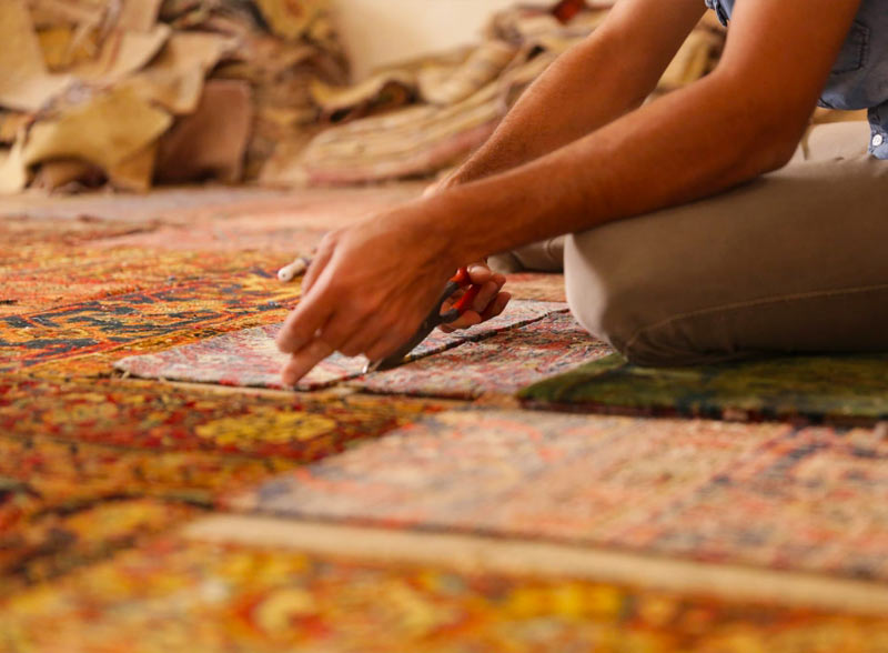 Restauration de tapis - L'Atelier ORIENTAPIS PRESTIGE sur Paris et les alentours : Réparation restauration de tapis et tapisserie : réparation des lisières, restauration des franges de tapis, traitement des trames, resserrage des nœuds de tapis, Relainage de tapiset reconstitution du velours, Création de teinte pour tapis, Ravivement des couleurs de vos tapis. Intervention sur Paris et les alentours Orientapis Prestige