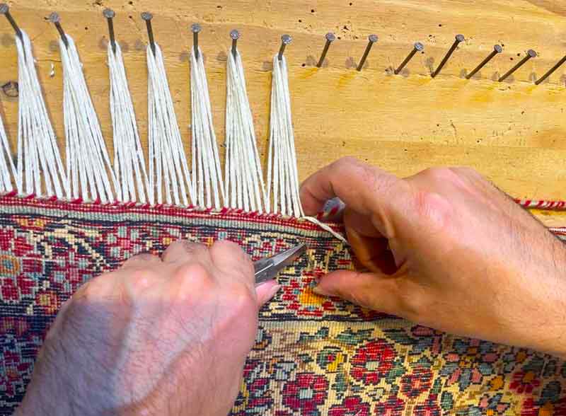 Restauration de tapis - L'Atelier ORIENTAPIS PRESTIGE sur Paris et les alentours : Réparation restauration de tapis et tapisserie : réparation des lisières, restauration des franges de tapis, traitement des trames, resserrage des nœuds de tapis, Relainage de tapiset reconstitution du velours, Création de teinte pour tapis, Ravivement des couleurs de vos tapis. Intervention sur Paris et les alentours Orientapis Prestige