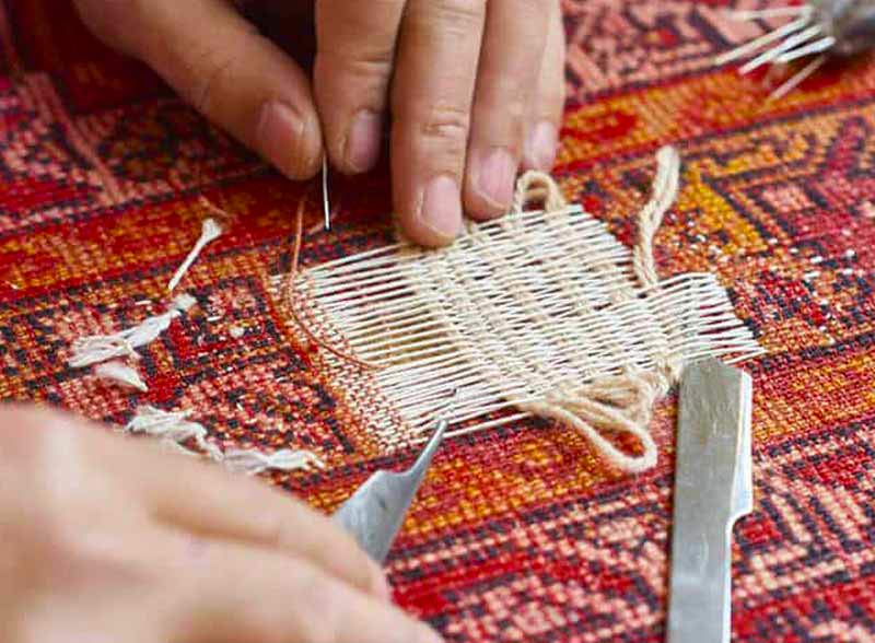 Restauration de tapis - L'Atelier ORIENTAPIS PRESTIGE sur Paris et les alentours : Réparation restauration de tapis et tapisserie : réparation des lisières, restauration des franges de tapis, traitement des trames, resserrage des nœuds de tapis, Relainage de tapiset reconstitution du velours, Création de teinte pour tapis, Ravivement des couleurs de vos tapis. Intervention sur Paris et les alentours Orientapis Prestige