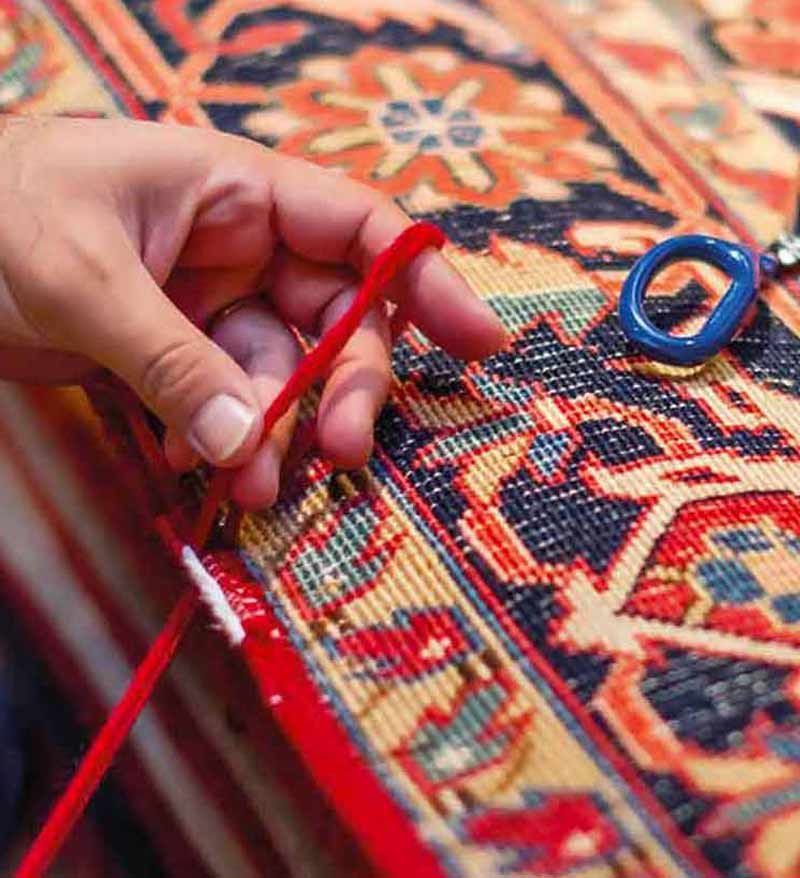 Restauration de tapis - L'Atelier ORIENTAPIS PRESTIGE sur Paris et les alentours : Réparation restauration de tapis et tapisserie : réparation des lisières, restauration des franges de tapis, traitement des trames, resserrage des nœuds de tapis, Relainage de tapiset reconstitution du velours, Création de teinte pour tapis, Ravivement des couleurs de vos tapis. Intervention sur Paris et les alentours Orientapis Prestige