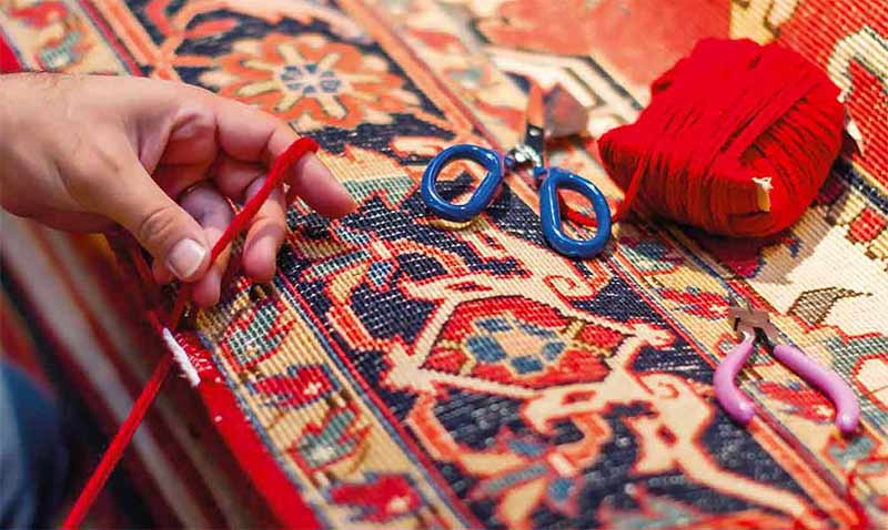 Restauration de tapis - L'Atelier ORIENTAPIS PRESTIGE sur Paris et les alentours : Réparation restauration de tapis et tapisserie : réparation des lisières, restauration des franges de tapis, traitement des trames, resserrage des nœuds de tapis, Relainage de tapiset reconstitution du velours, Création de teinte pour tapis, Ravivement des couleurs de vos tapis. Intervention sur Paris et les alentours Orientapis Prestige