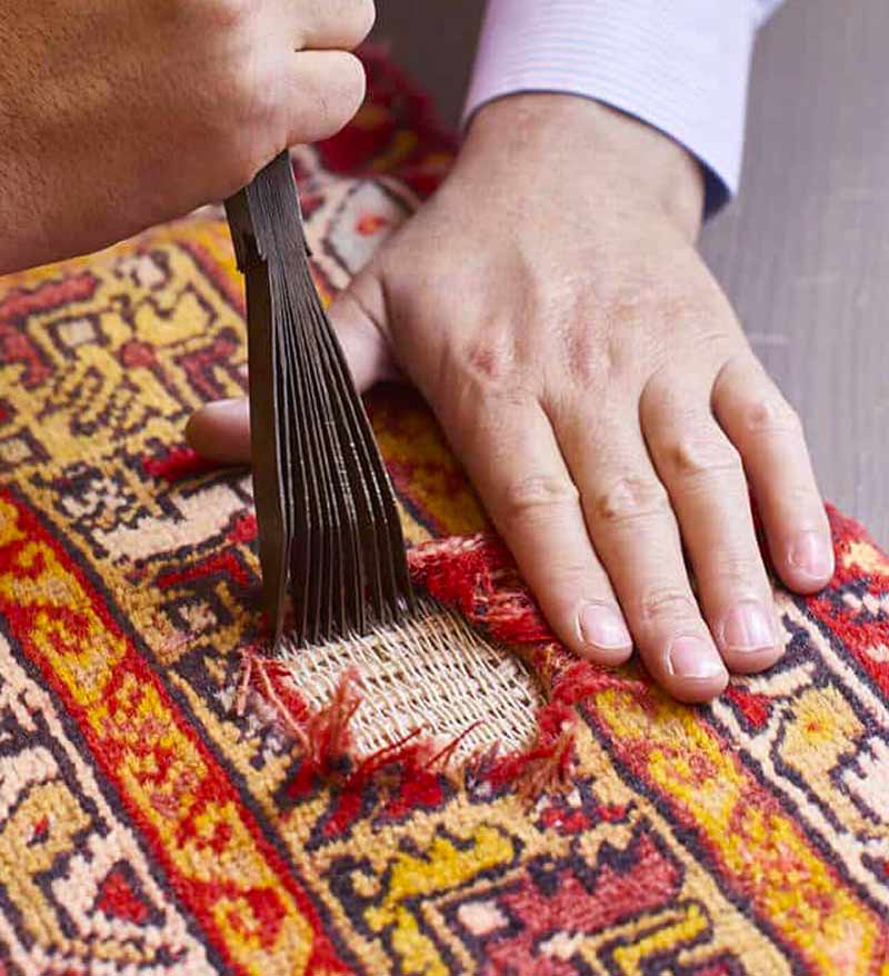 Restauration de tapis - L'Atelier ORIENTAPIS PRESTIGE sur Paris et les alentours : Réparation restauration de tapis et tapisserie : réparation des lisières, restauration des franges de tapis, traitement des trames, resserrage des nœuds de tapis, Relainage de tapiset reconstitution du velours, Création de teinte pour tapis, Ravivement des couleurs de vos tapis. Intervention sur Paris et les alentours Orientapis Prestige