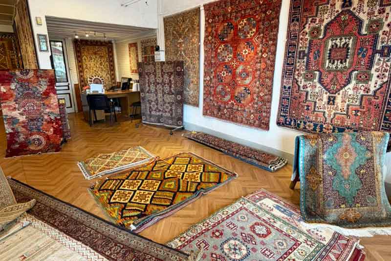 L'Atelier ORIENTAPIS PRESTIGE : Restauration, réparation et nettoyage de tapis d’Orient sur Paris (75) et les alentours.. Restauration Artisanale à la Main : Réparation des franges de tapis. Réparation des lisières de tapis. Traitement des trames de tapis. Relainage de tapis. Raviement des couleurs de tapis. Traitement des mites de tapis. Dépoussiérage et dessablage de tapis. La Nettoyage artisanale à l’ancienne exclusivement à la main : lavage, nettoyage de tapis.  Intervention sur Paris et les alentours Orientapis Prestige